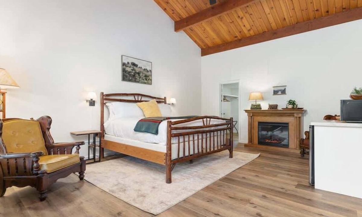 Springville Hotel | Camp Nelson Lodge | Room 6 | Sierra Nevada Retreat