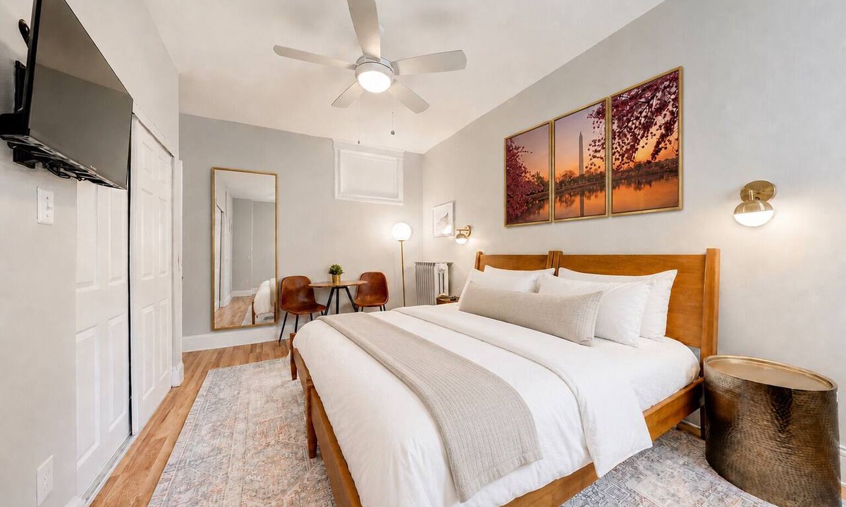 Capitol Hill Apartment | Capitol Hill Studio on Lincoln Park, Free PARKING