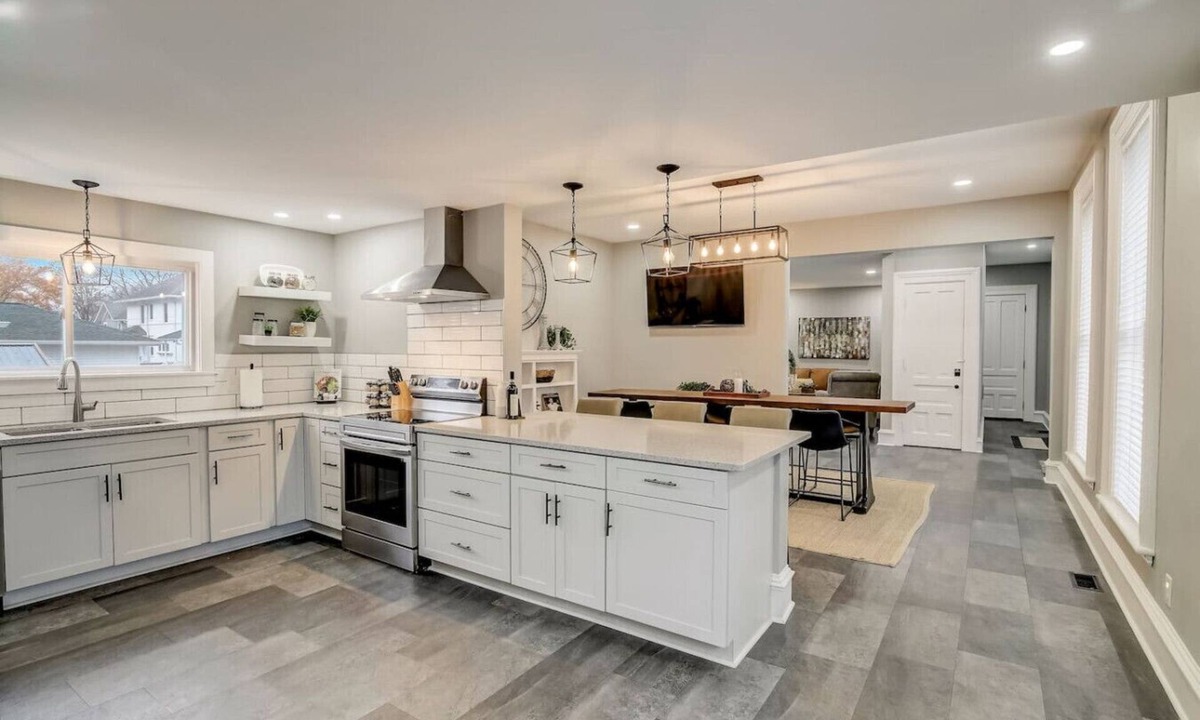 Huron House | Captain Montagues Retreat-pool & walk to the beach