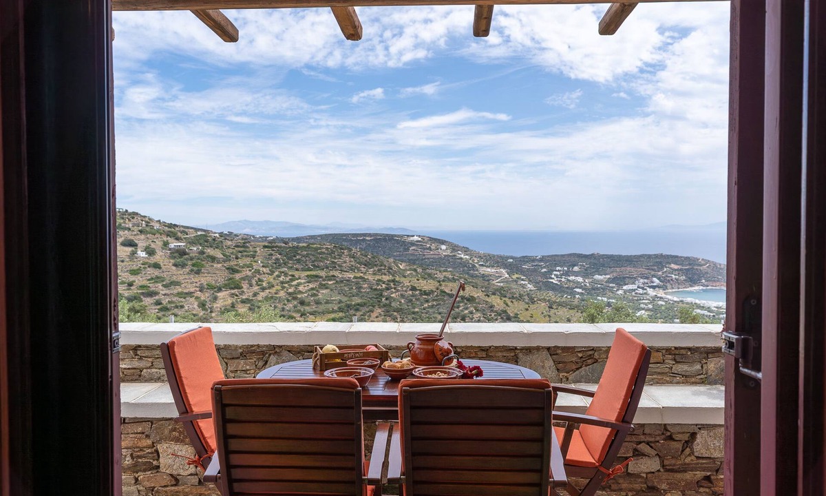 Platis Gialos Apartment | Carnation Rose Family Apartment in Sifnos