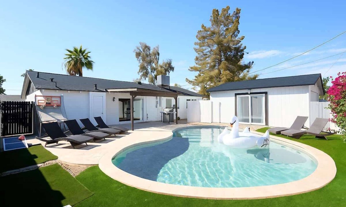 New Papago Parkway House | Casa Con Casita-Pool Heat Avai-2 Kitchens-Old Town