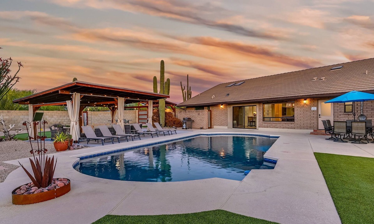 Desert View Village House | Casa Luna | Cave Creek, AZ | 8BR w/Pool, Hot Tub | Sleeps 20 | Pet Friendly