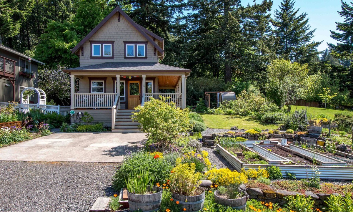 Cascade Locks Cottage | Cascade Locks Downtown Cottage, Sauna, Walk to Downtown, Dry Creek Trailhead