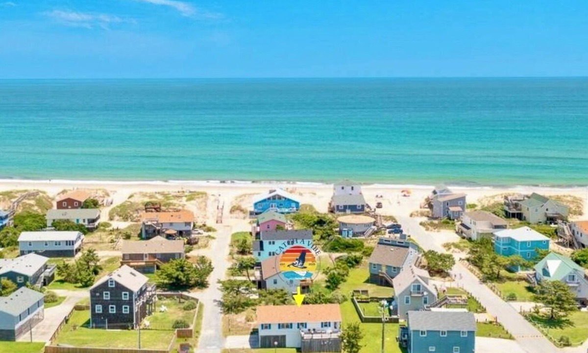 South Nags Head House | Catch a Vibe! Oceanside home 4 lots from beach. Updated with timeless OBX charm!