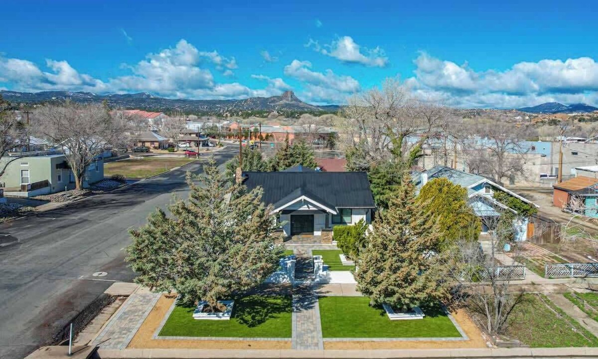 Prescott House | CC*New Listing*Walk to the Square*New Remodel*