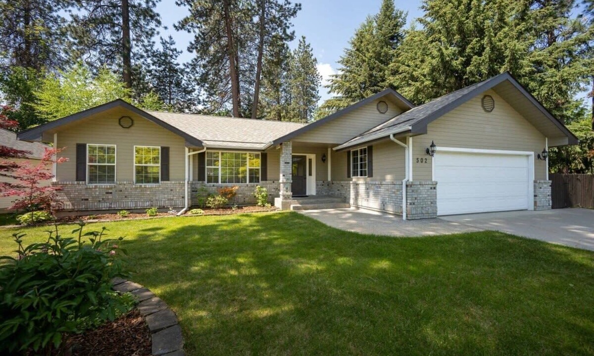 Post Falls House | Cedar Falls Retreat: Beachfront 5BR Home w/Community Beach Access