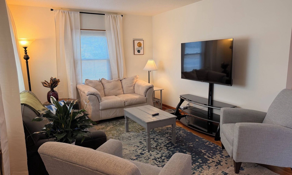 West Des Moines House | Central WDM Cottage - Clean, Quiet & Updated