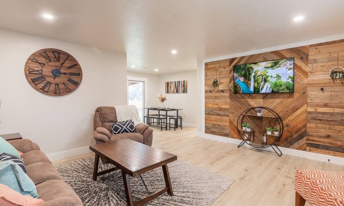 Meridian House | Centrally Located Family Home, Backyard w Firepit!
