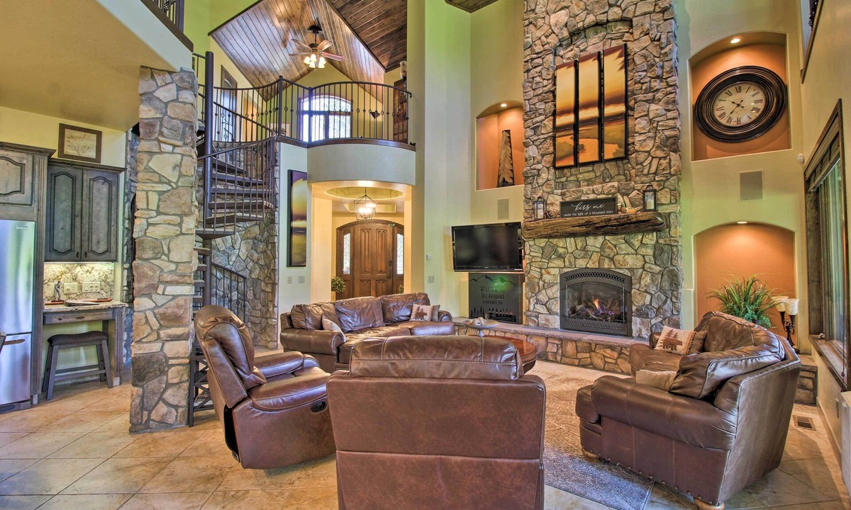 Pinetop House | Centrally Located: Lavish Pinetop Paradise!