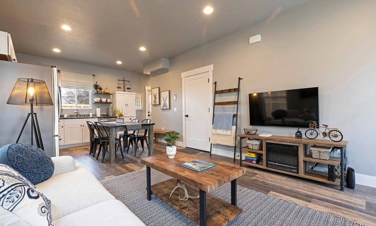 Franklin to the Fort House | Centrally located, well appointed home away from home!