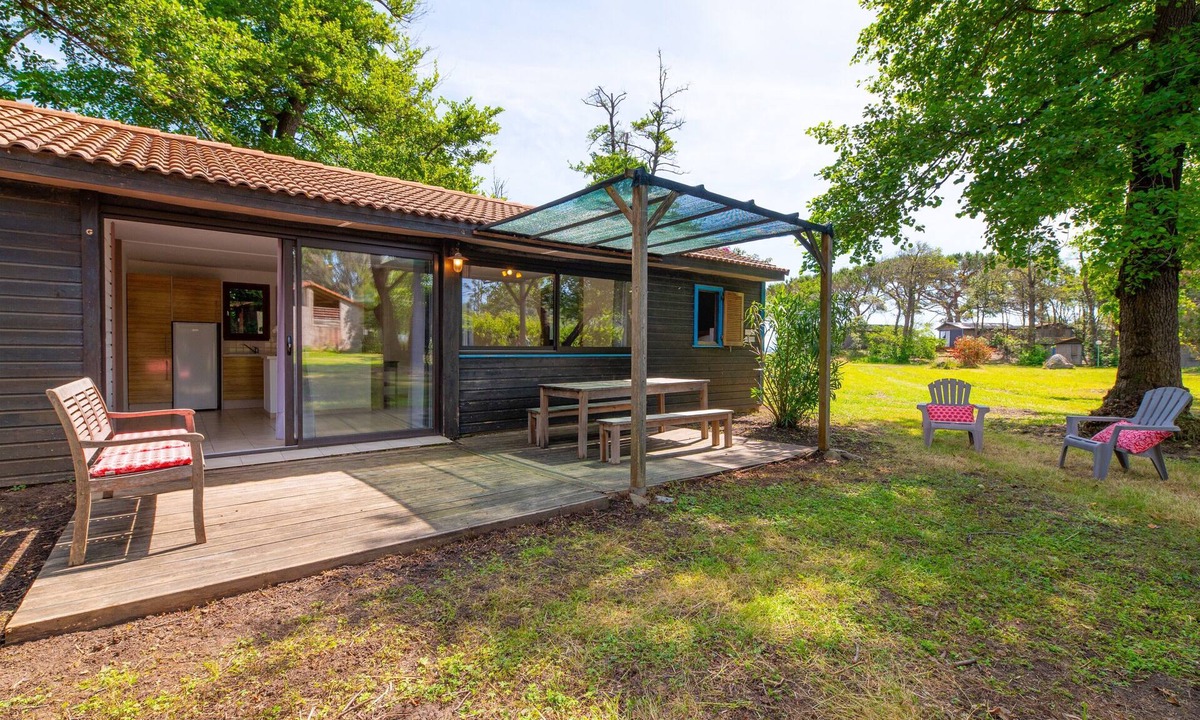 Cervione Ski Chalet | Chalet Bougainvillée – Beachside Retreat in a Lush Park