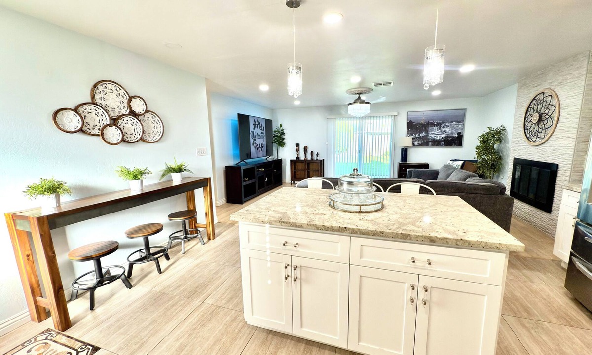 Bakersfield House | Chandelier Retreat 3BR/2BA/King Bed/85”75”32” TVs/Near Hard Rock Casino