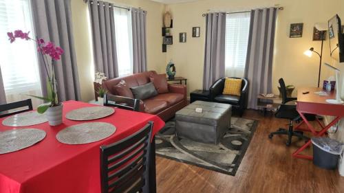 Keeling Apartment | Charming 1-bed apt, cook-ready kitchen, laundry, 5-8 mins to U of A and Downtown