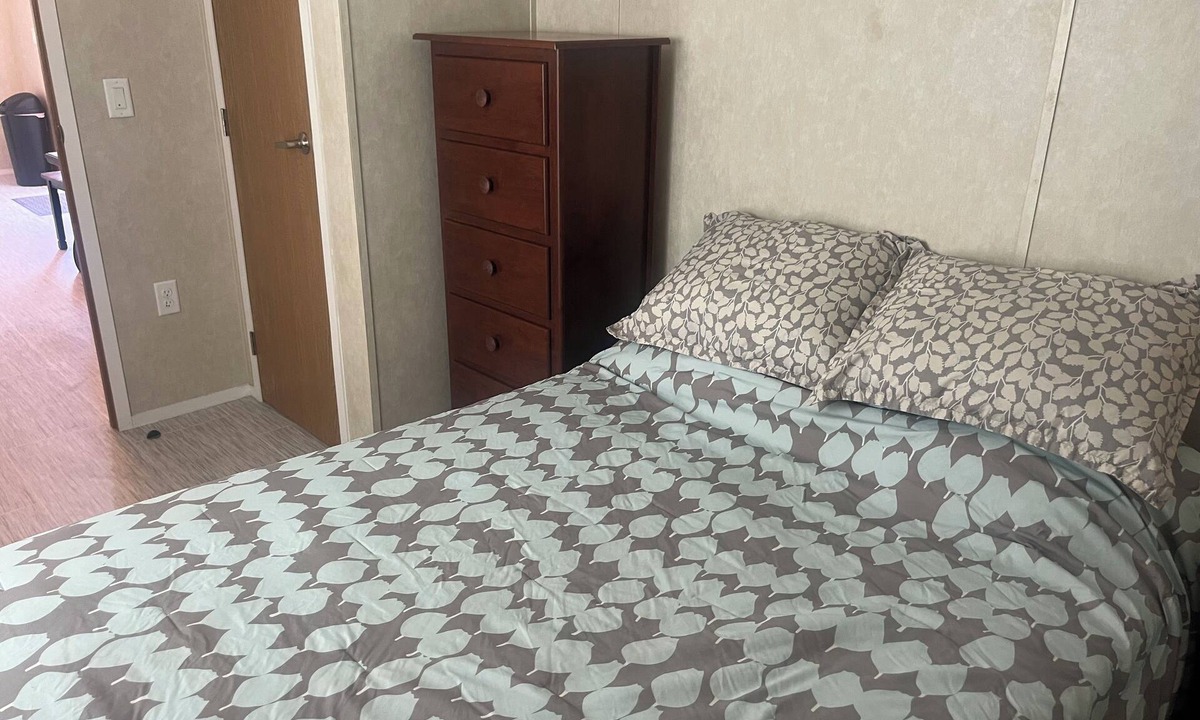 Chester House | Charming 1-bedroom tiny house in awesome Chester with WiFi, central AC and Heat.