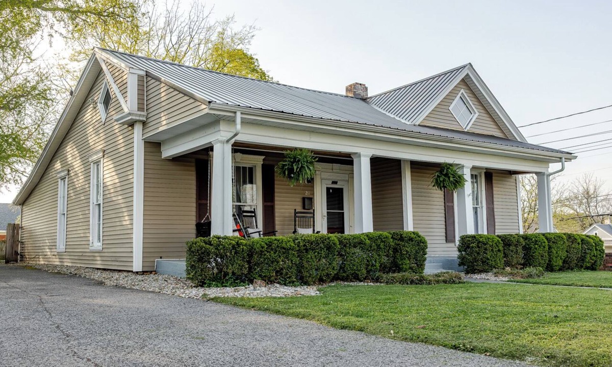 Elizabethtown House | Charming 1851 Historic Home - Downtown Elizabethtown