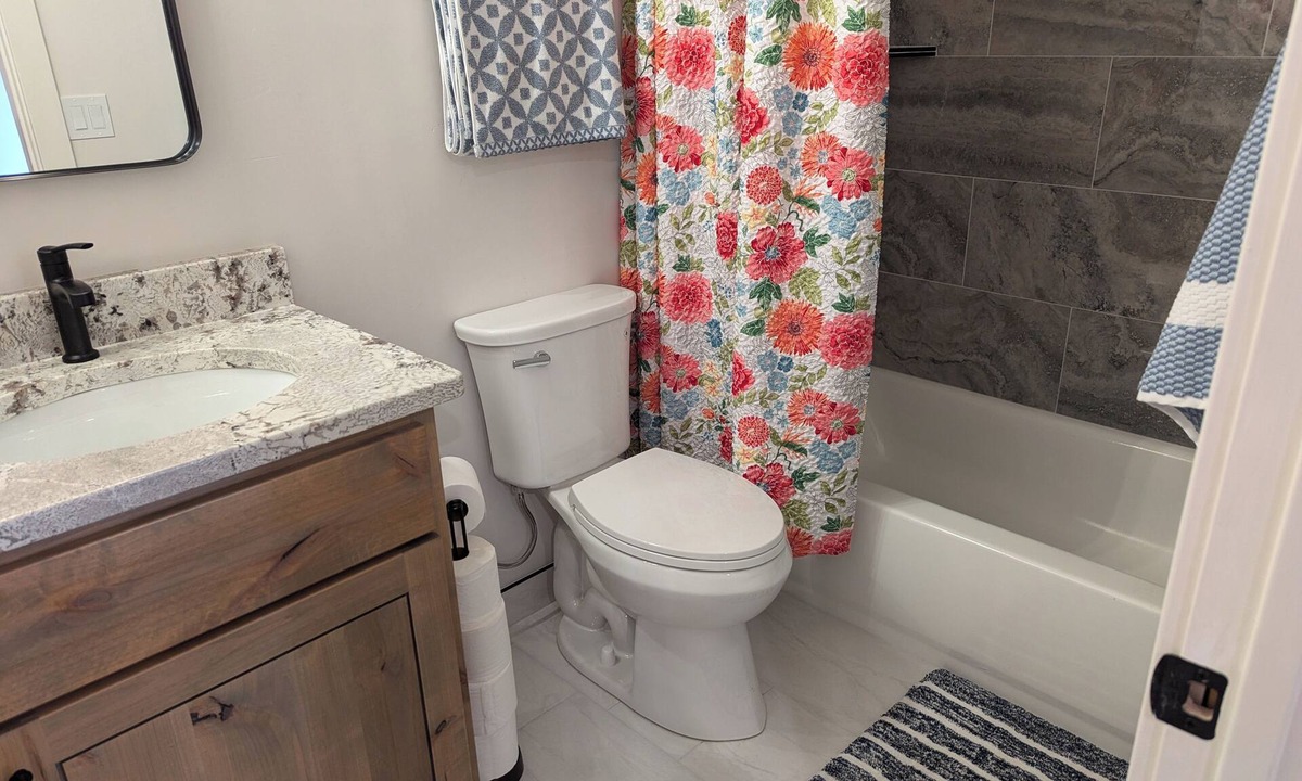 Newcastle Apartment | Charming 2-bedroom apartment with WiFi , AC and Heating in serene Enterprise