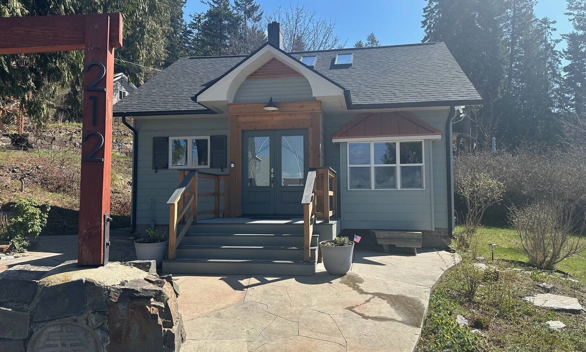 East Hope House | Charming 2-bedroom house with AC, WiFi in serene East Hope.