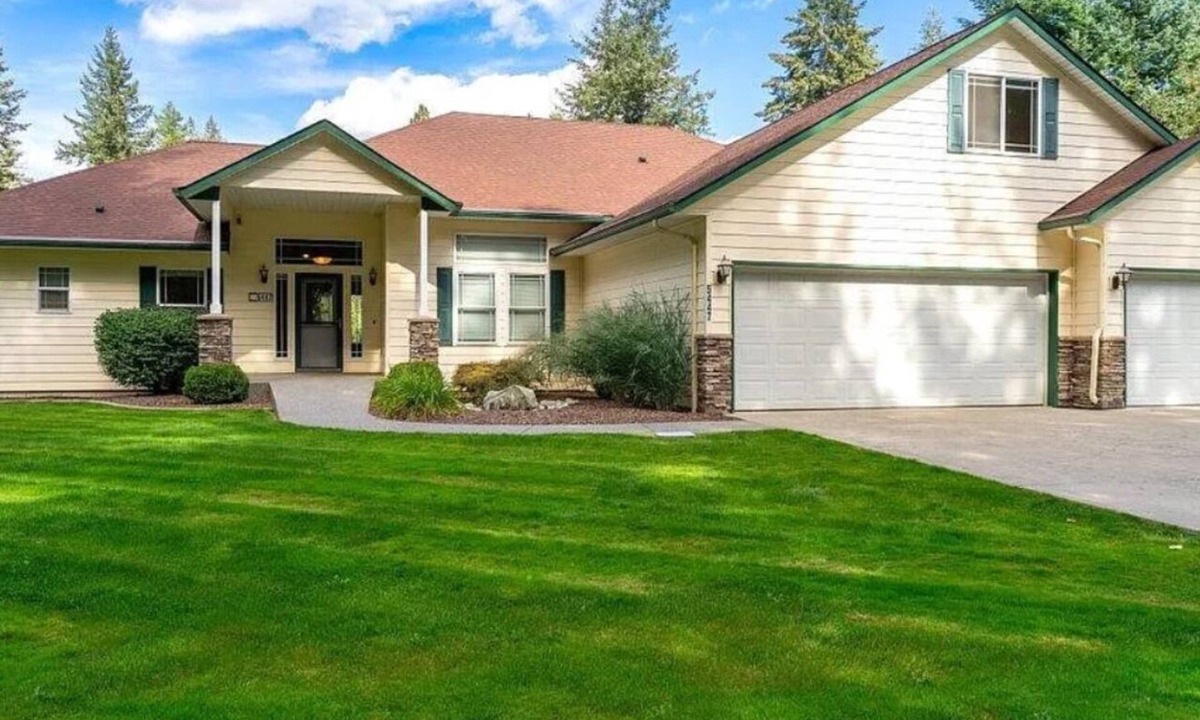 Rathdrum House | Charming 3-bedroom house sleeps 8 with high speed WiFi in Twin Lakes Village