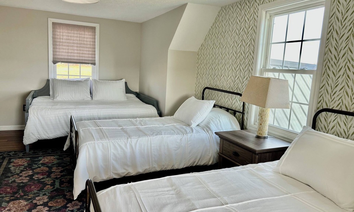 Georgetown Cottage | Charming 3-bedroom pet-friendly cottage in lovely Georgetown w big fenced yard