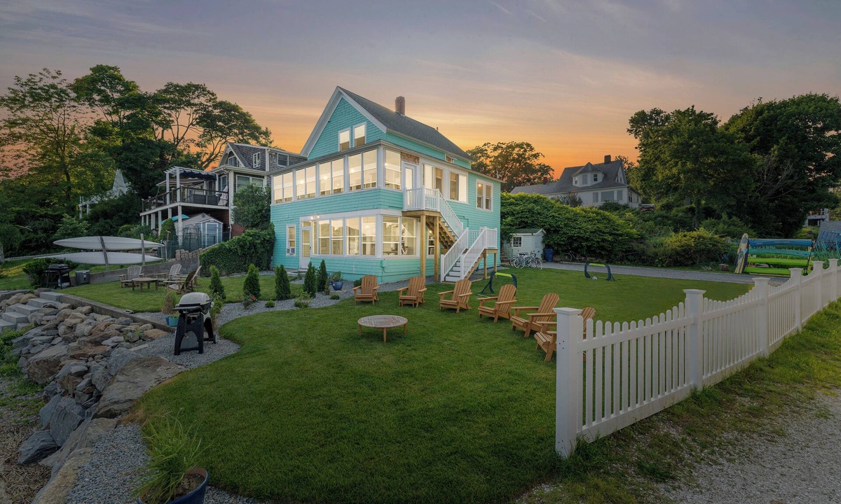 Warwick House | Charming 5-bedroom Beach House 15 minutes from Providence, RI
