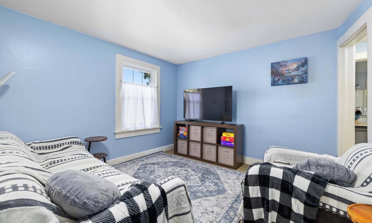 Fort Wayne Apartment | Charming Apartment by Lakeside Park | Garden Views