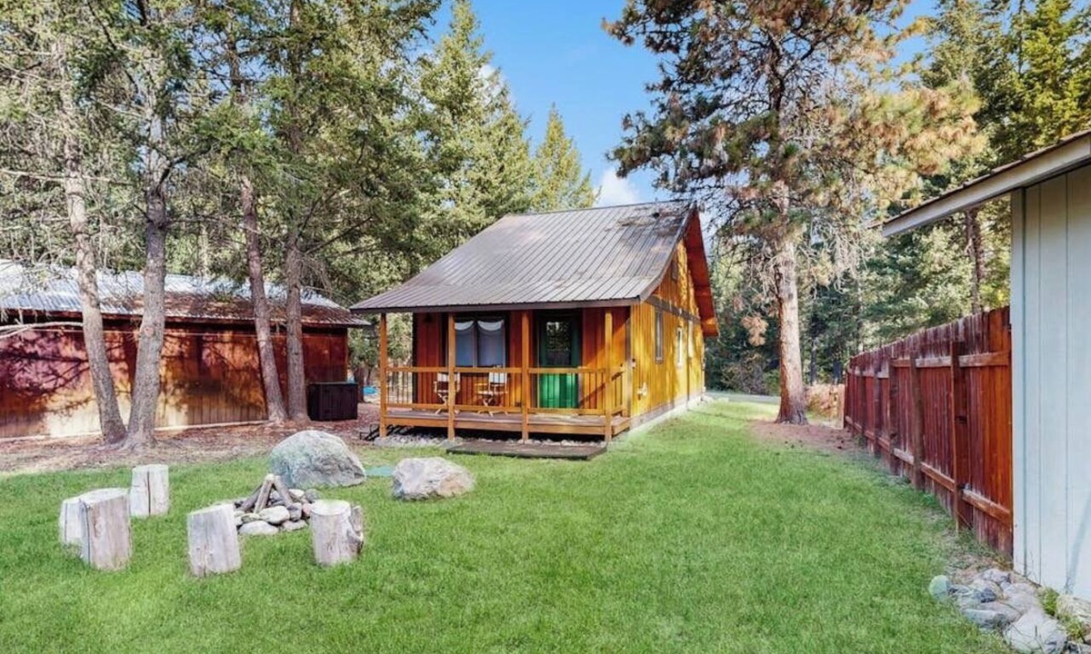 Woods Bay House | Charming cabin in Big Fork, pet friendly, firepit, 5 min to Lake, fly-fishing