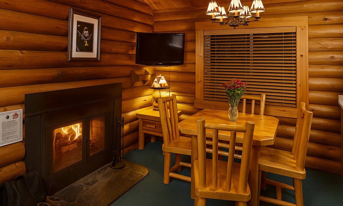 Moran Hotel | Charming Cabin with Mountain Views | Perfect for Family Nature Trip