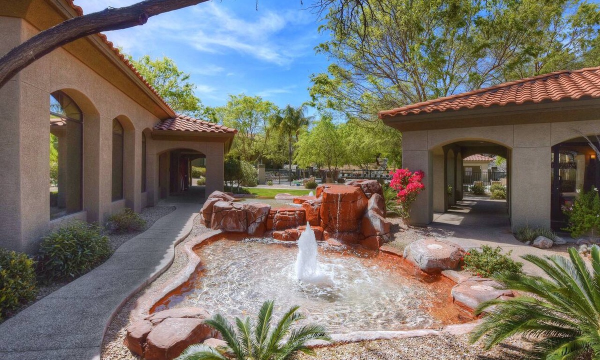 Tucson Condo | Charming condo with mountain views, pool, AC, & washer/dryer