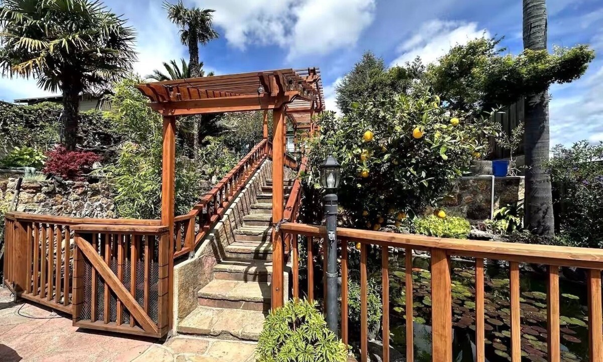 San Leandro Cottage | Charming cottage with Koi Pond