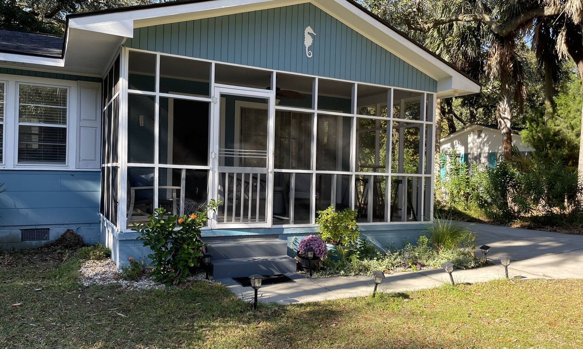 Isle of Palms House | Charming family vacation cottage, close to the beach on Isle of Palms.