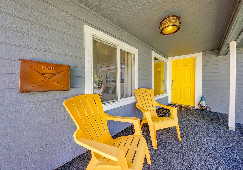 Depot Bench Cottage | Charming house & cottage w/ entertainment, in a very convenient location