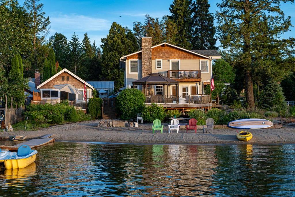 Diamond Lake House | Charming Lakefront Cabin w/Deck & Fire Pit!