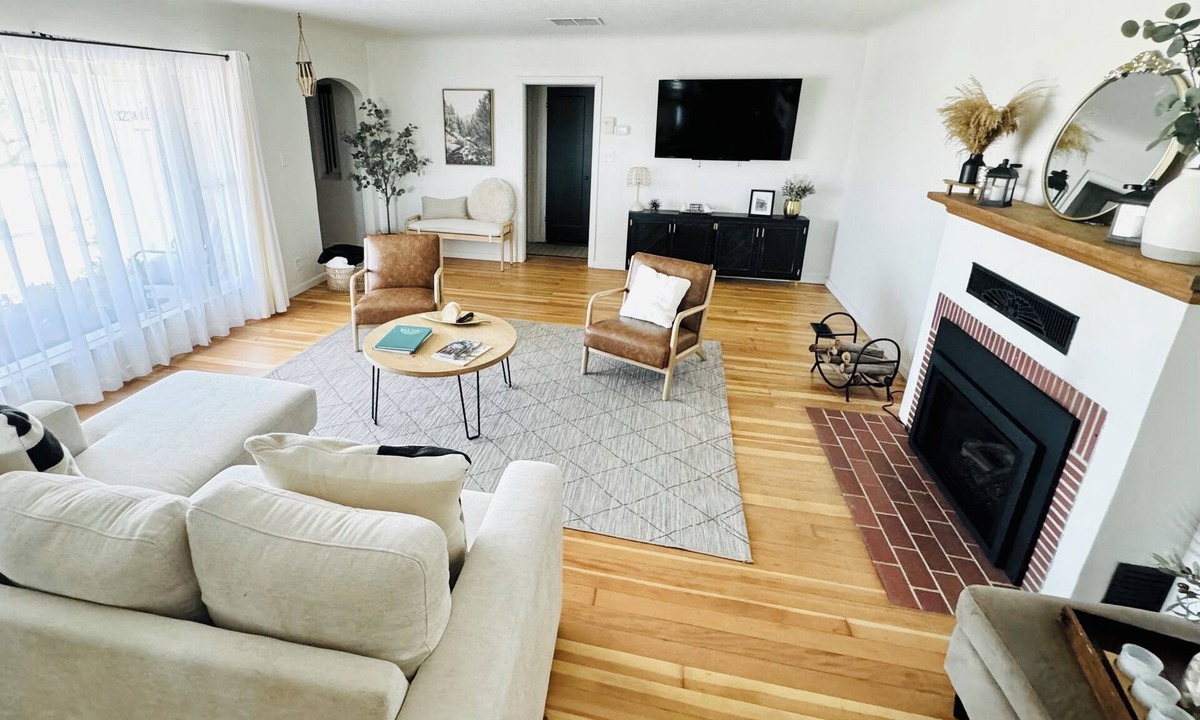 Raisin House | Charming, luxurious 3-bedroom Fresno County farmhouse w WIFI