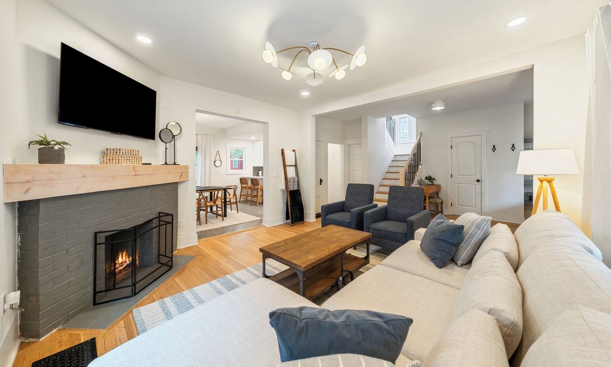 Delaware House | Charming, Newly Renovated Home, Walk to Downtown Delaware