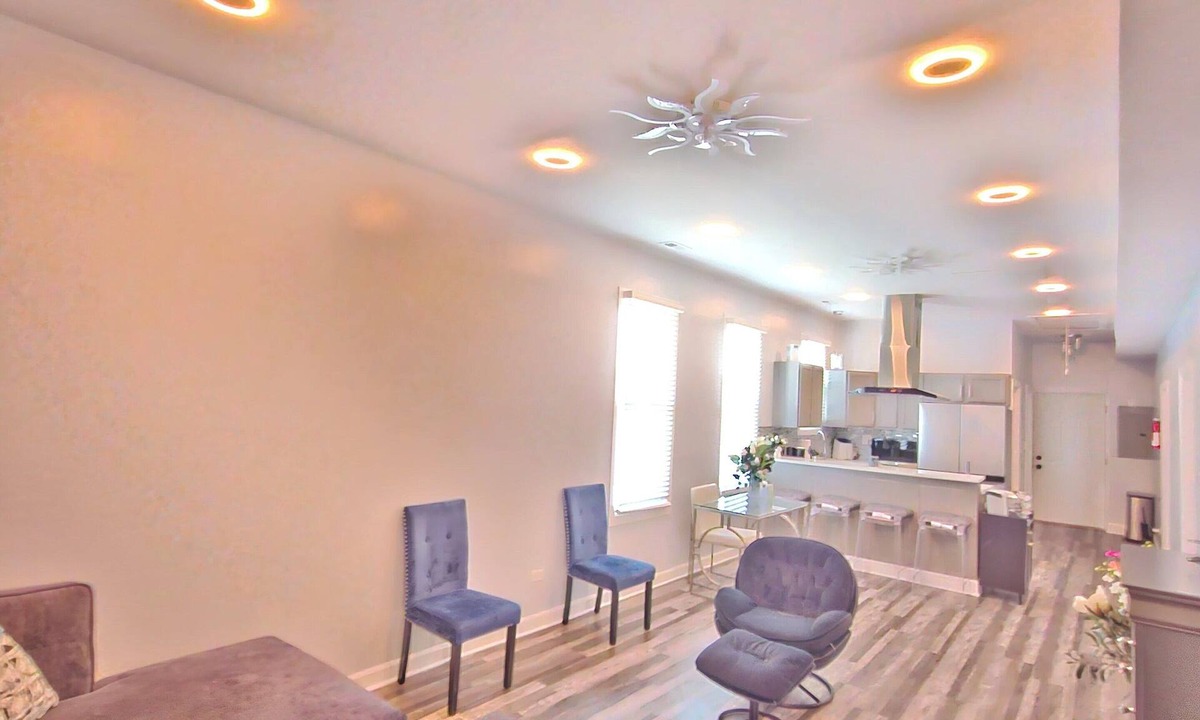 Greater Grand Crossing Apartment | Charming Newly Updated 3-bed Chicago Apartment. Extended Stay Discount