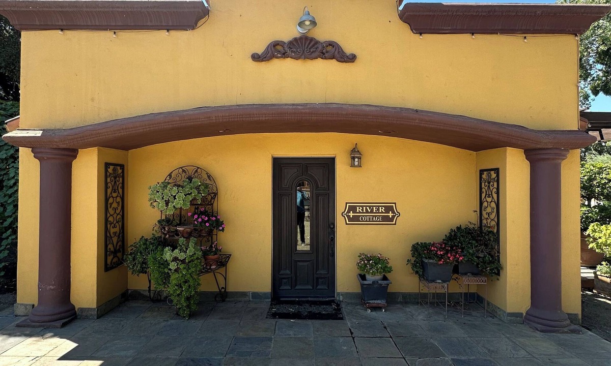 North Woodbridge Cottage | Charming Romantic River Cottage in Lodi Wine and Country