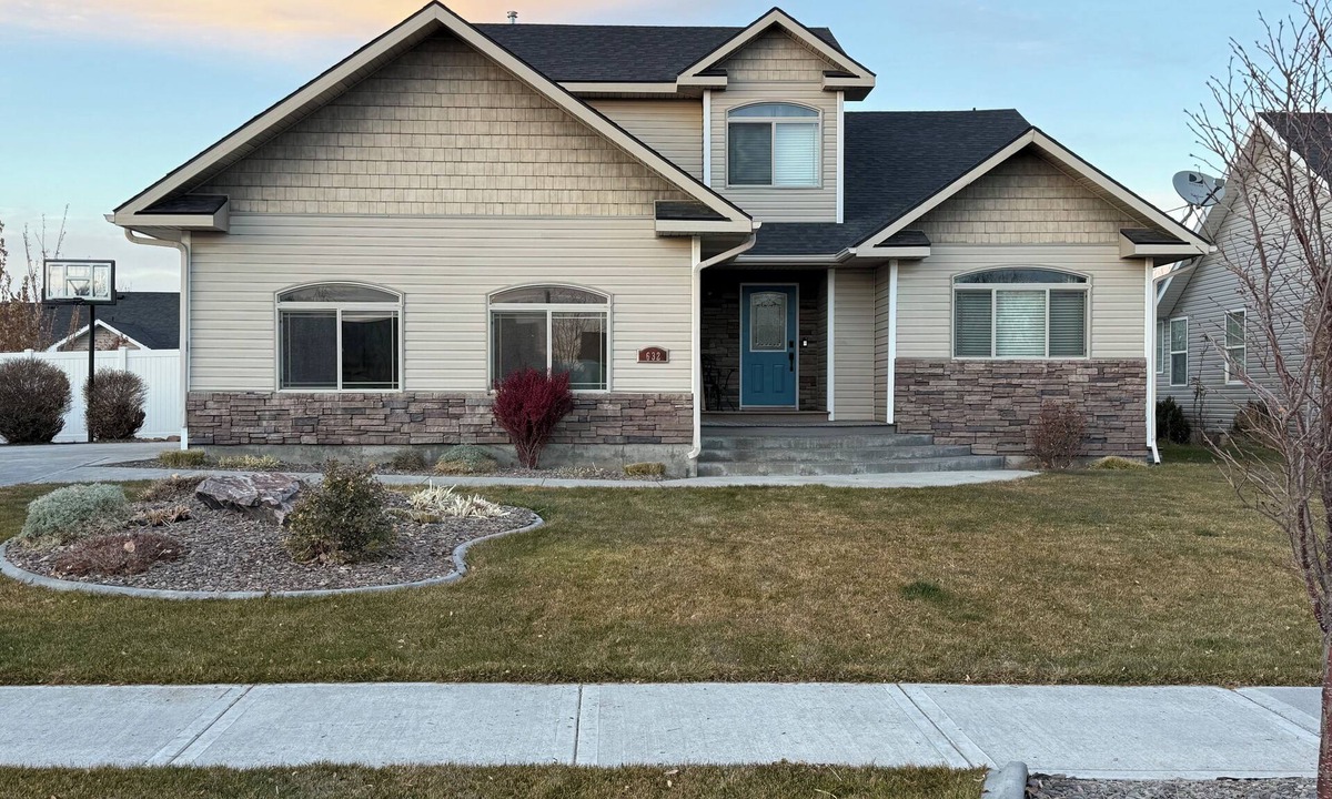 Idaho Falls House | Charming Spacious Modern 4 bedroom, 3 bathroom home in town