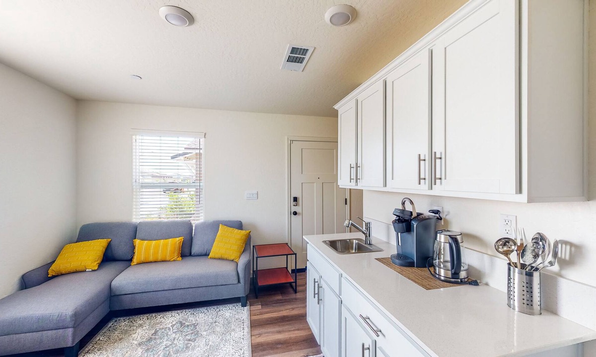 Visalia House | Charming studio with kitchenette near Lake