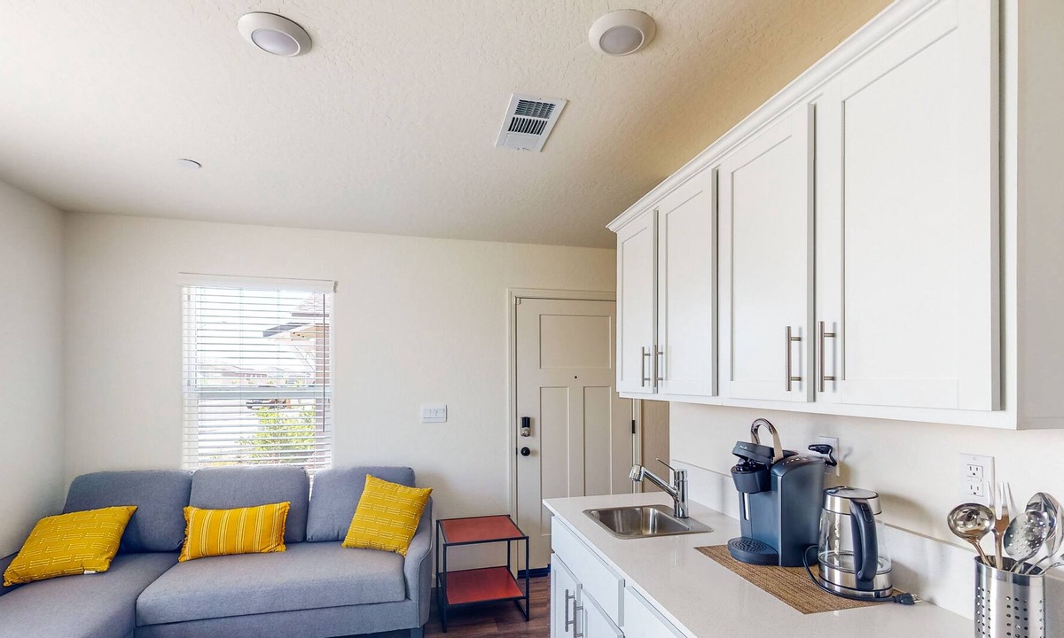 Visalia House | Charming studio with kitchenette near Lake