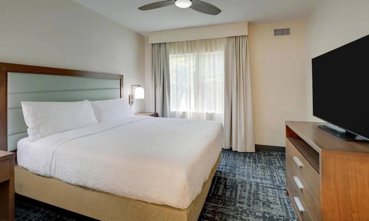 Mount Pleasant Hotel | Charming Suite for Couples Near Charleston Harbor – Modern & Elegant Space