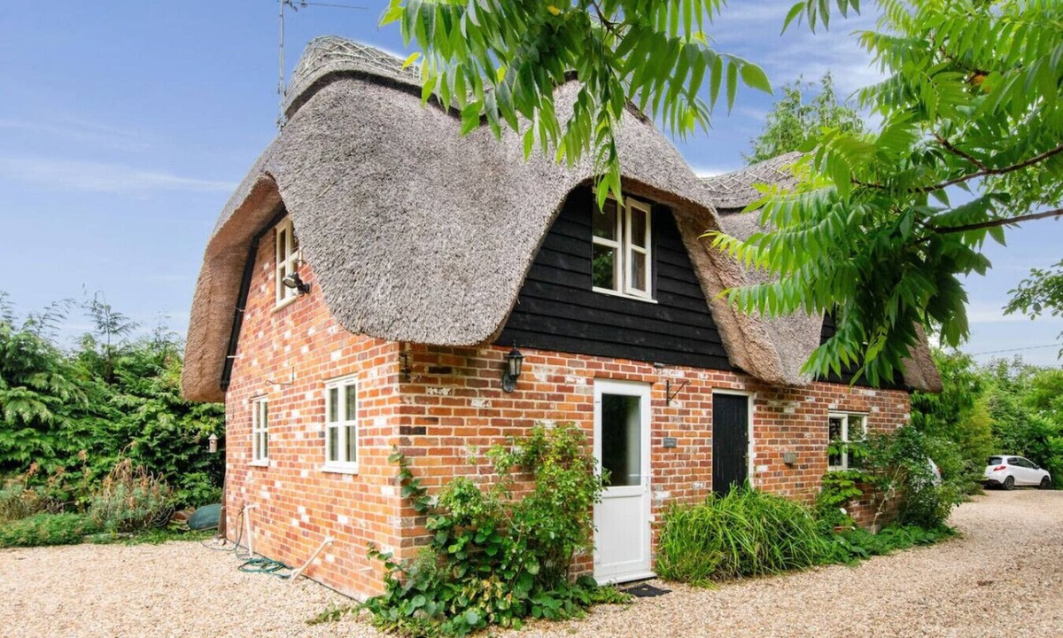 Martin Cottage | Charming thatched countryside hideaway with beams and garden access