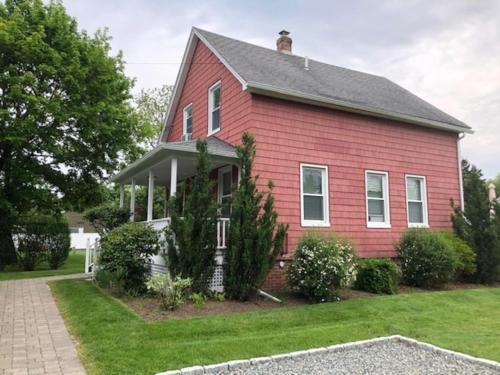 Mystic House | Charming Walk to Downtown Mystic Awaits Your Stay