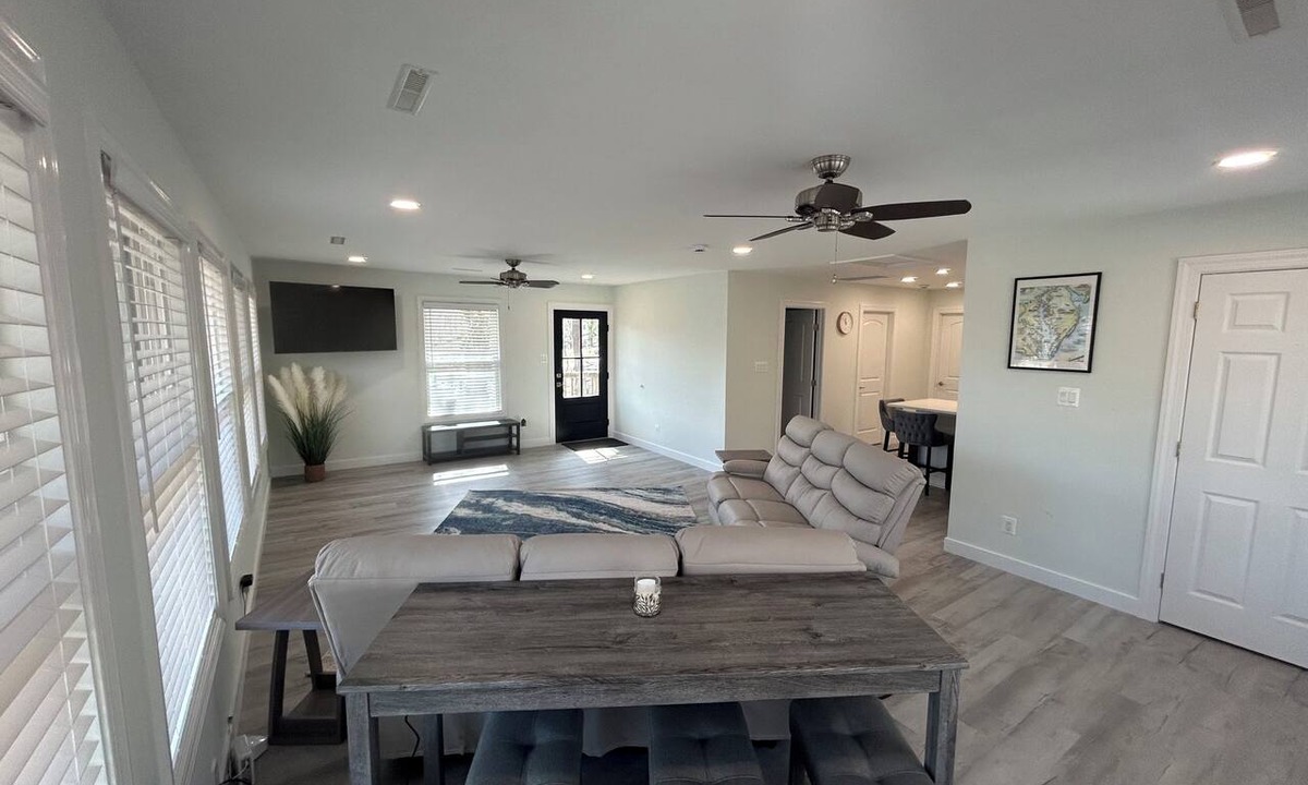 Calvert Beach-Long Beach Apartment | Charming water view 2-bedroom apartment with beach access in Saint Leonard