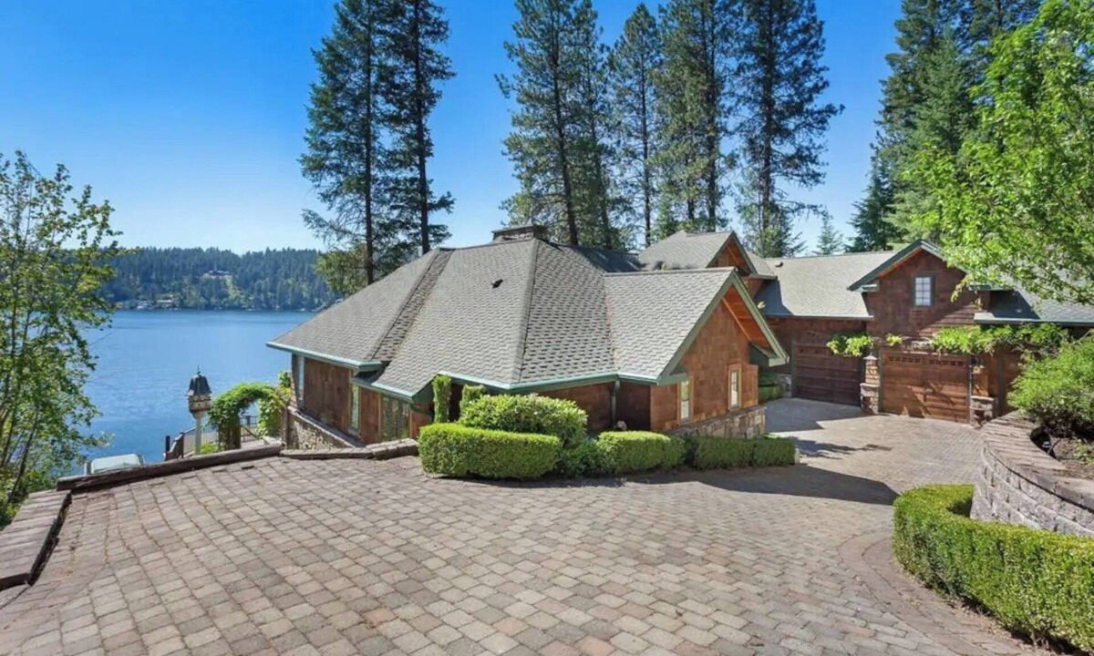 Hayden House | Chateau Lac Hayden-Lake Front Luxury w/Boats & Polaris rentals, lots of toys