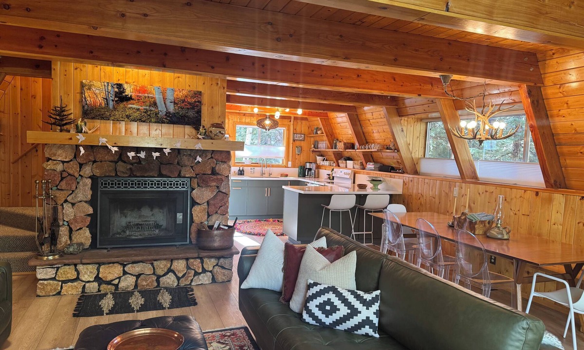 Meadow View Heights Cabin | Cheerful Couples Get-Away Cabin at 8,500 Feet
