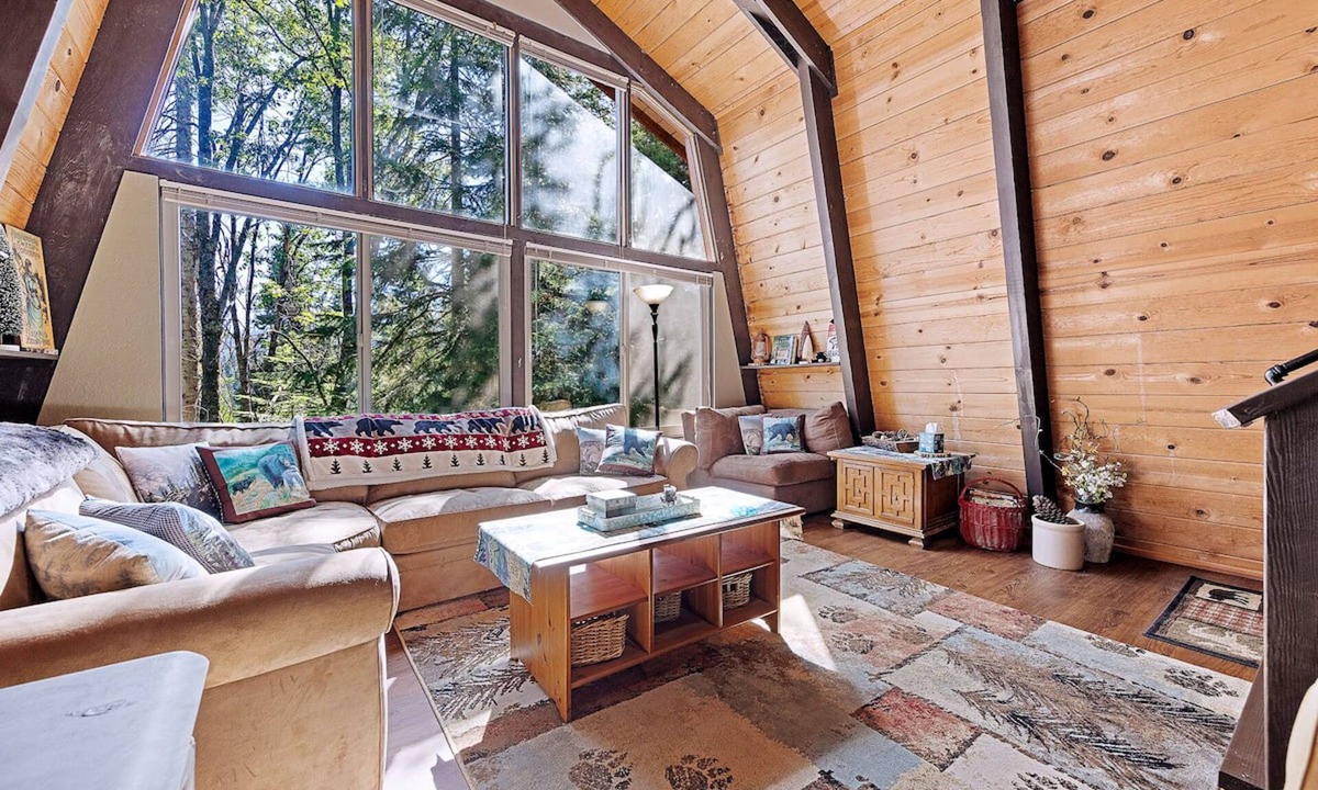 Fish Camp Cabin | Chief Peak cabin near Yosemite with deck, nature views & full kitchen