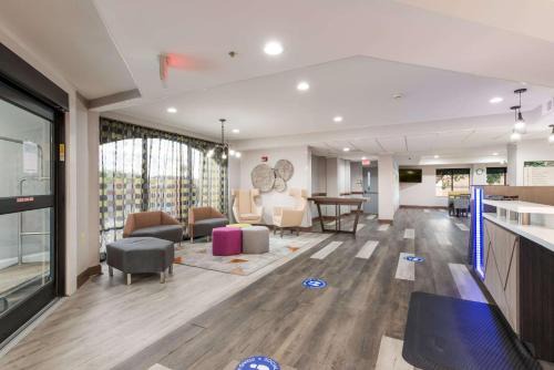 Greensboro Hotel | Clarion Pointe Greensboro Airport