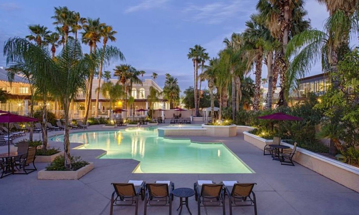 Downtown Resort | Classic Four Units, Pool, Gym and Restaurants
