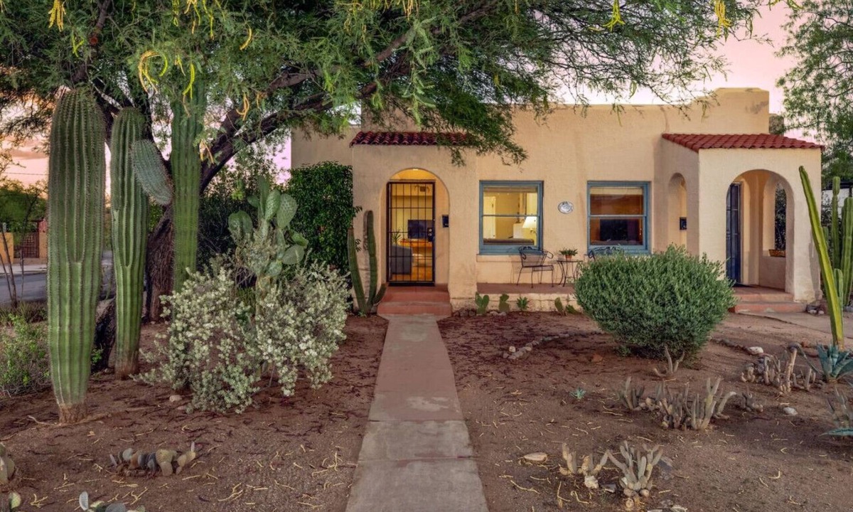 Sam Hughes House | Close to U of A/1 BR 1 BA/Patio/Sam Hughes
