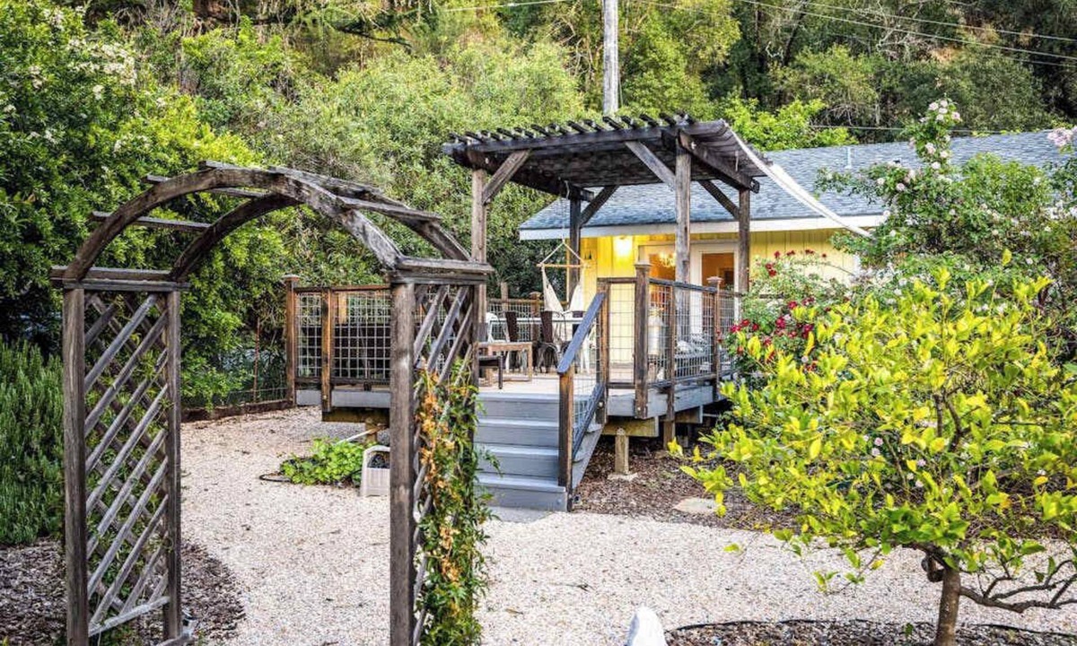 Cloverdale House | Cloverdale Dog-Friendly Creekside Retreat with Firepit